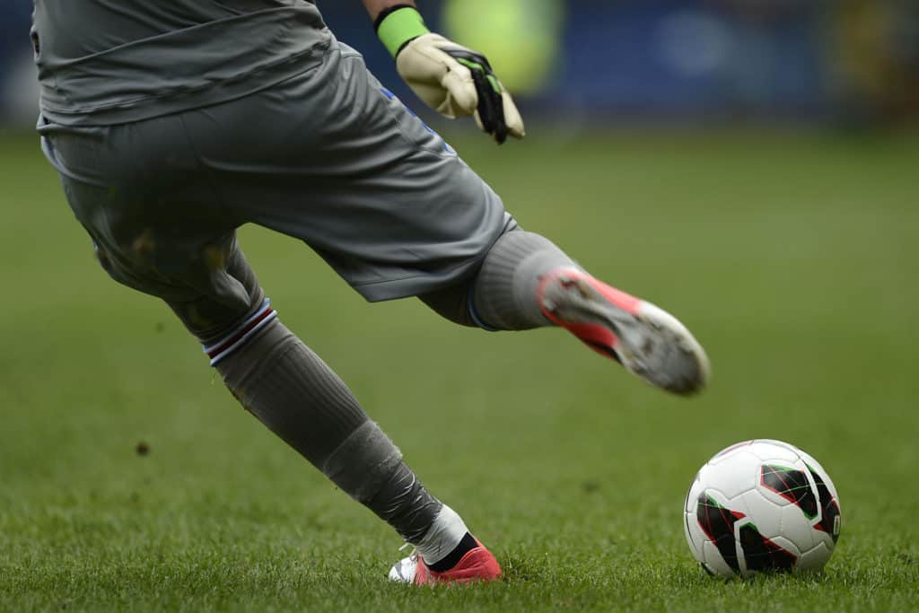 pallone scarpe e guanti da portiere