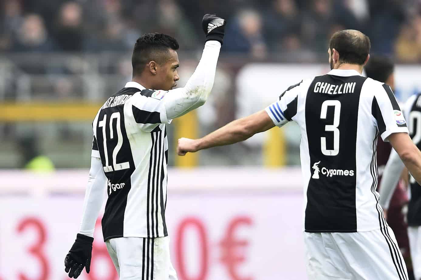 Alex Sandro a un passo dal Psg, la Juventus torna su Darmian
