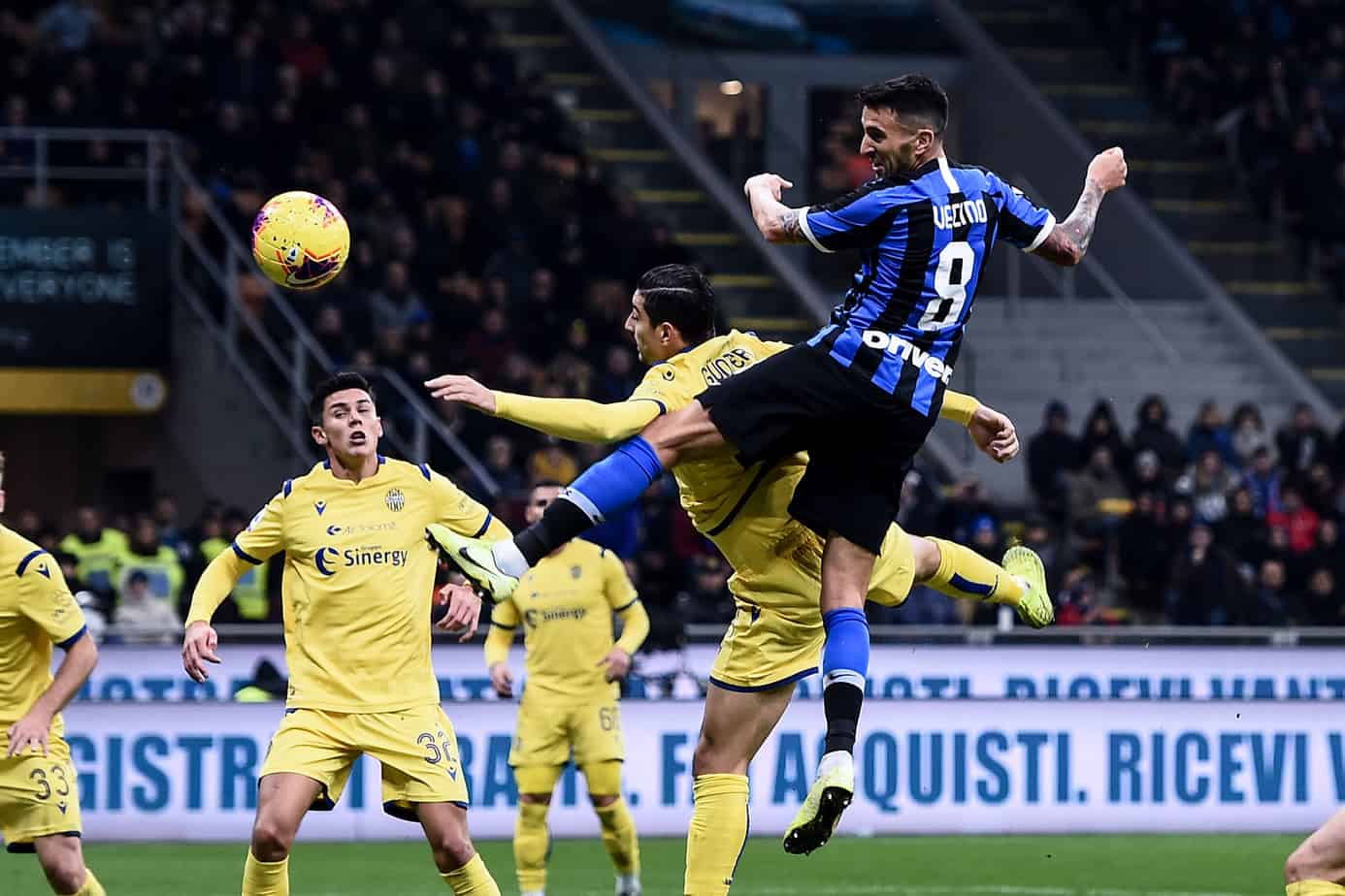Inter-Verona 2-1, i nerazzurri volano in testa: Vecino e Barella decisivi
