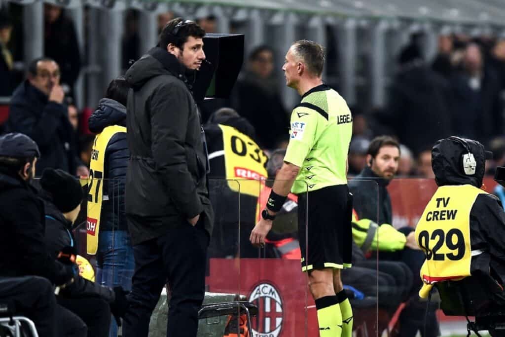 arbitro Valeri al controllo VAR