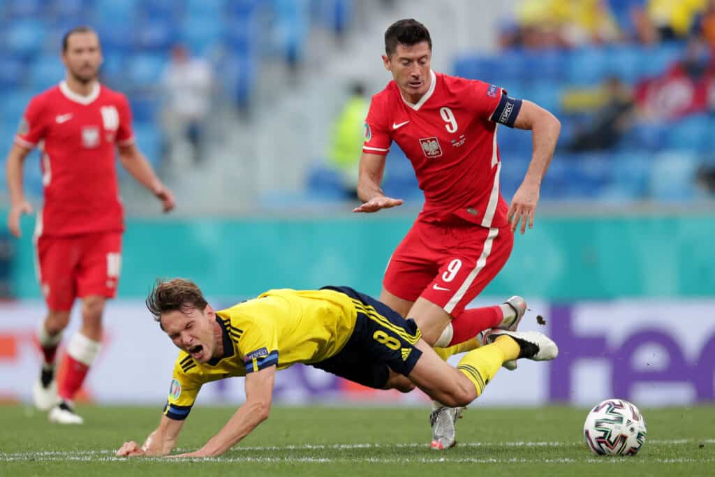 Lewandowski-Ekdal durante Polonia-Svezia, Euro 2020