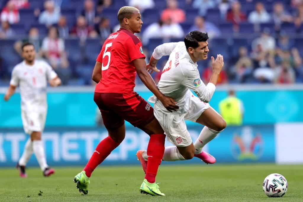 Akanji e Morata durante Svizzera-Spagna