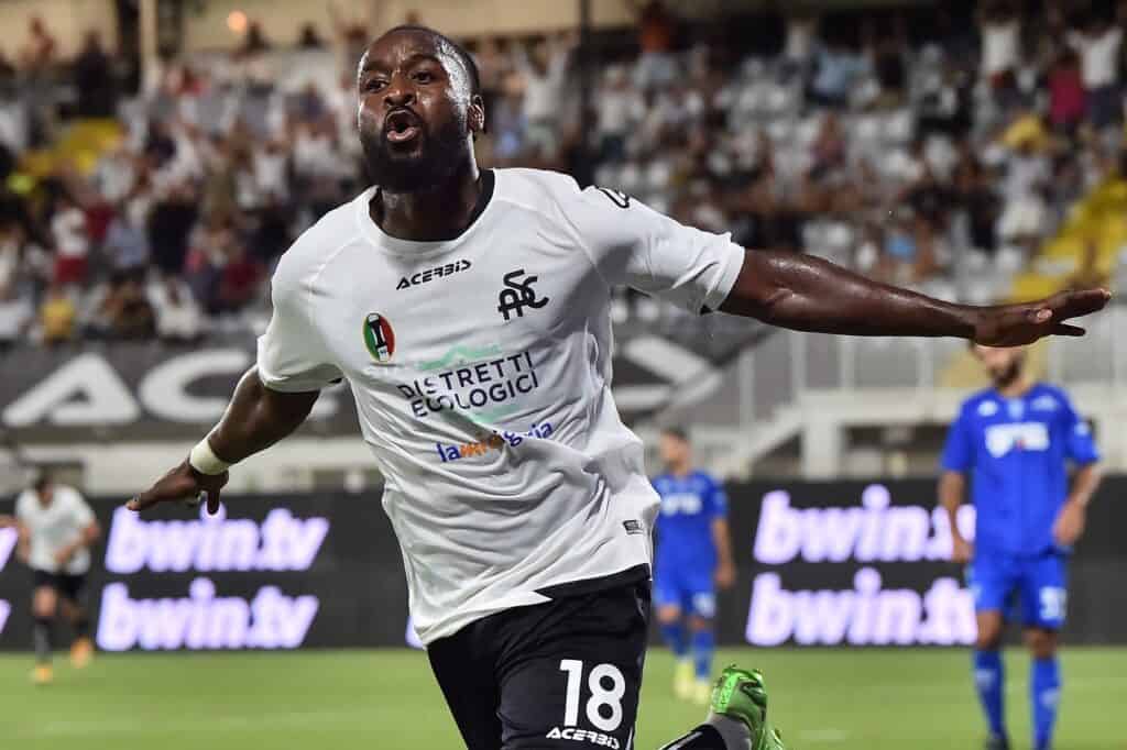 esultanza gol Nzola, attaccante Spezia