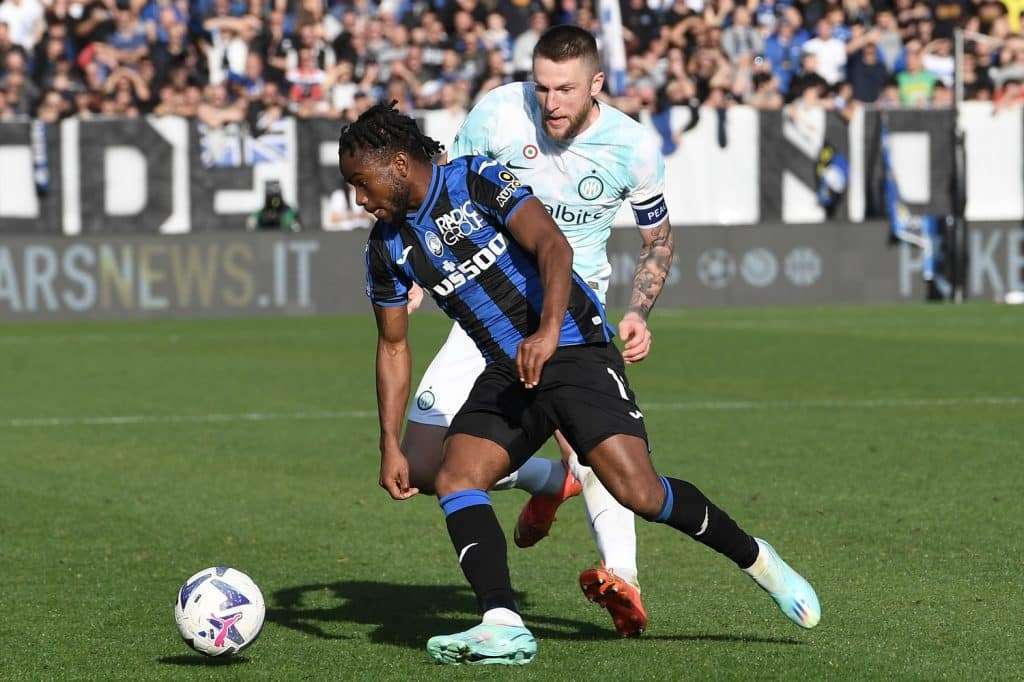 Lookman e Skriniar durante Atalanta-Inter
