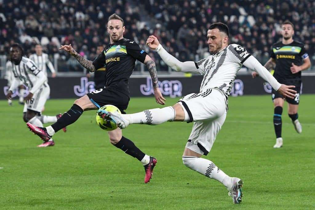 Kostic e Lazzari durante Juventus-Lazio
