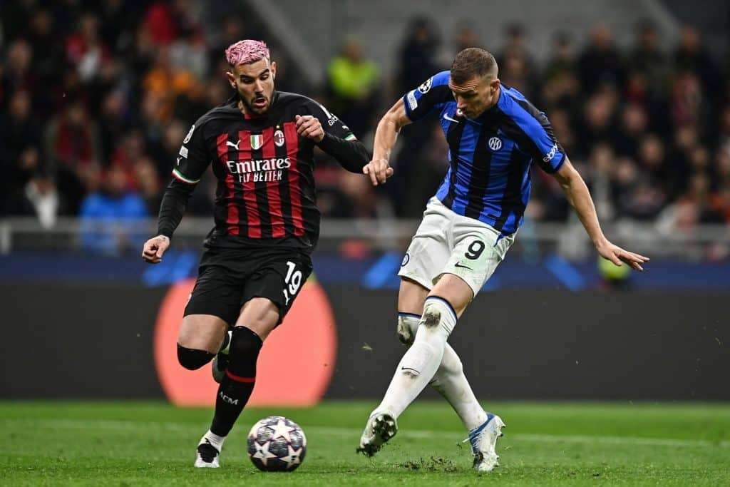 Dzeko e Theo Hernandez durante Milan-Inter