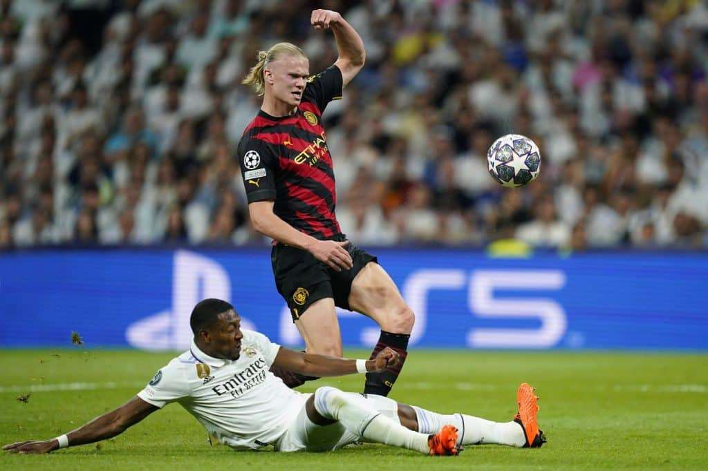 Haaland e Alaba durante Real Madrid-Manchester City