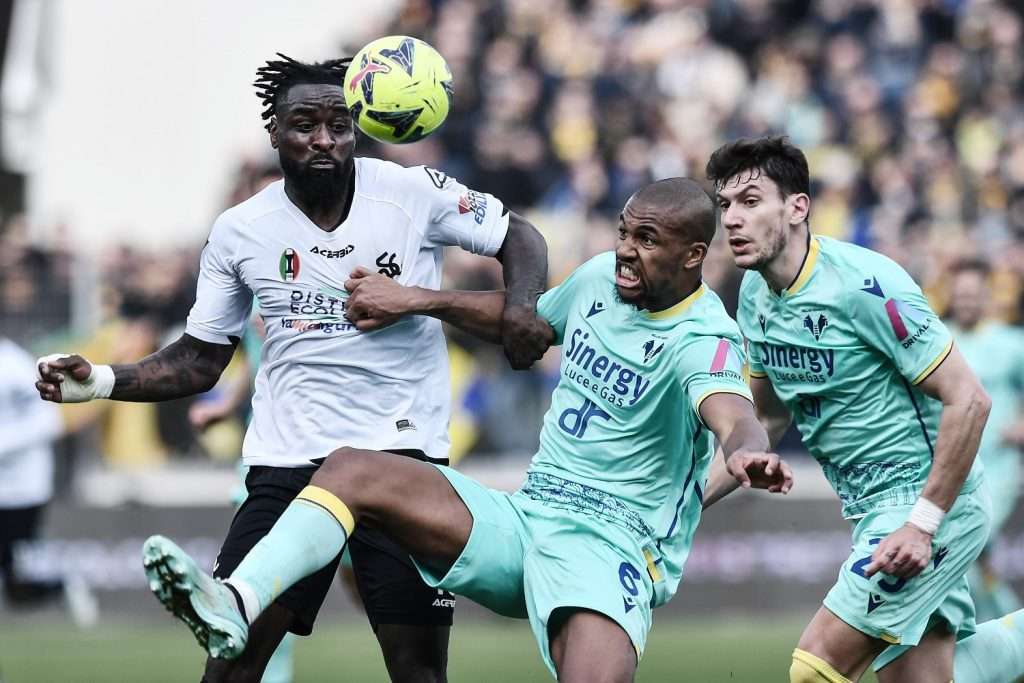 Nzola e Hien durante Spezia-Verona
