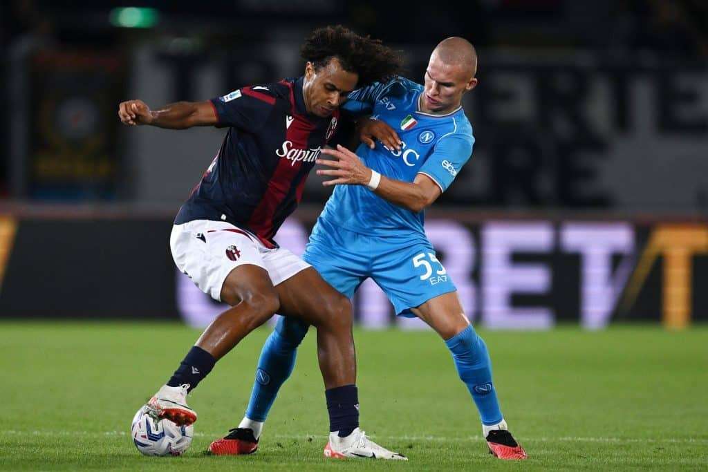 Zirkzee e Ostigard durante Bologna-Napoli