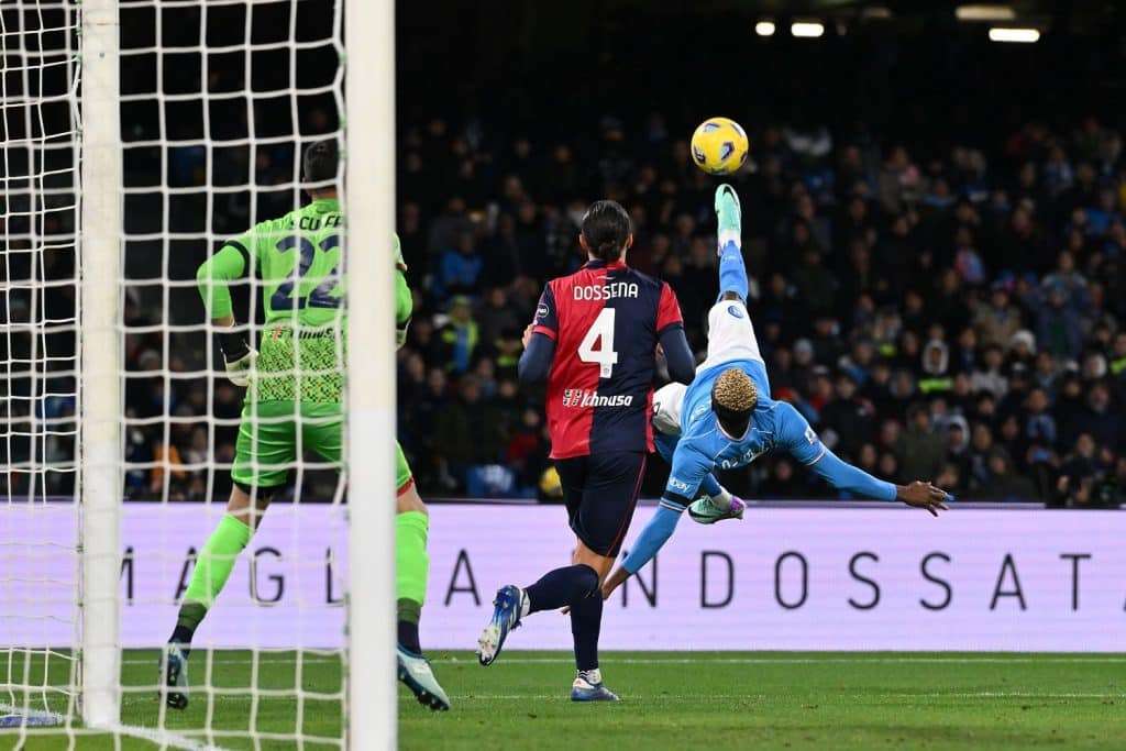Rovesciata Osimhen durante Napoli-Cagliari