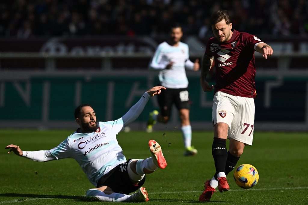 Linetty e Kastanos durante Torino-Salernitana