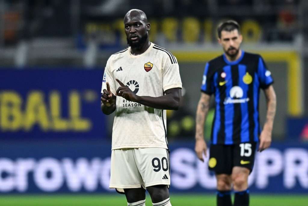Lukaku e Acerbi durante Inter-Roma