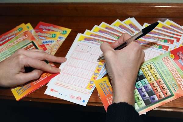 Probabilità di vincita al SuperEnalotto: numeri e statistiche reali